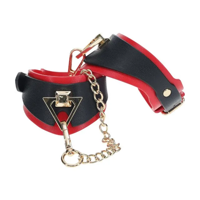 Cătușe OUCH! Handcuffs - Milan Collection. pentru jocuri erotice BDSM. cu lanț auriu. din piele îmbinată. culoare negru cu roșu